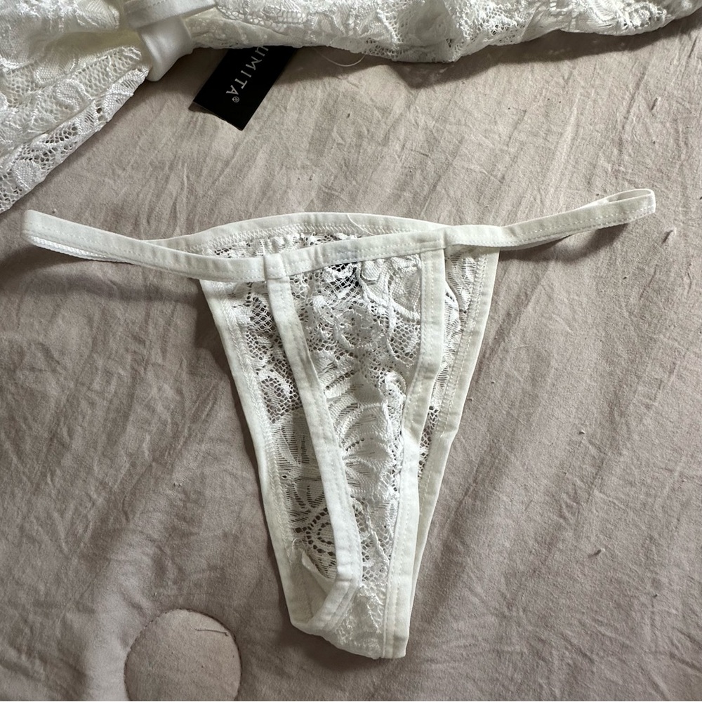 Youmita White Lace Robe Set - Picture 5 of 7